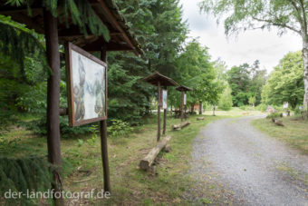 Am Eingang zur Greifvogelstation stehen Infotafeln
