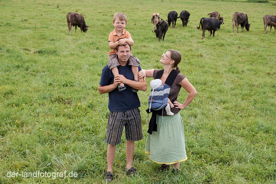 Die Biobauern Janusz und Anja Hradetzky mit ihren zwei Kindern auf der Kuhweide